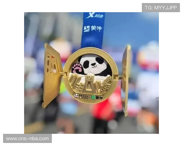 成都世运会志愿者与运动员互动，熊猫挂件成热门纪念品